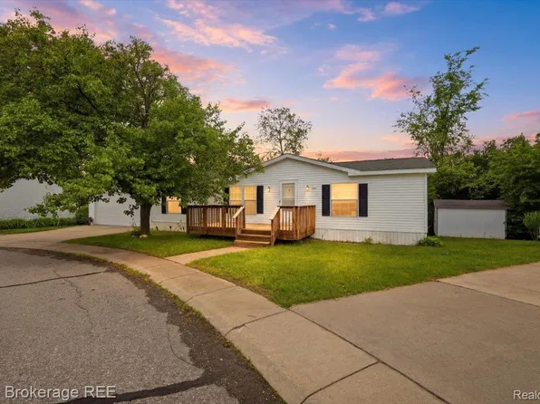 2500 Mann Rd #332, Clarkston, MI 48346
