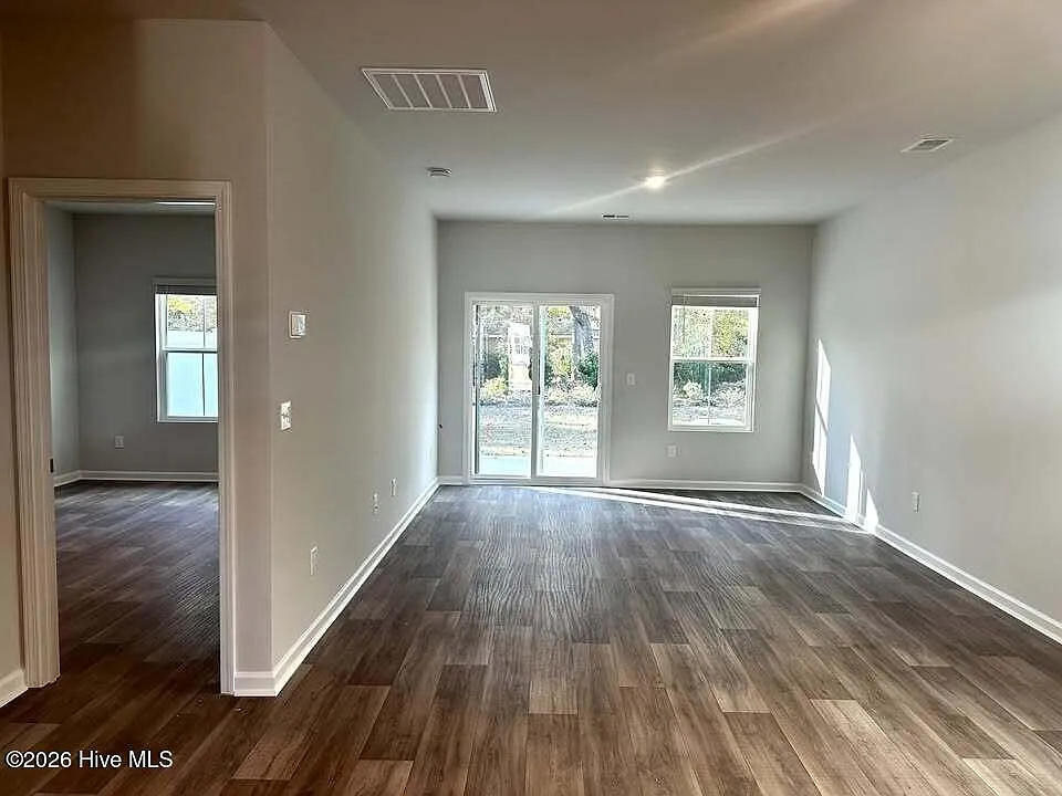 4 bed, 3.0 bath, 1972 sqft, $1,900 — Photo 2