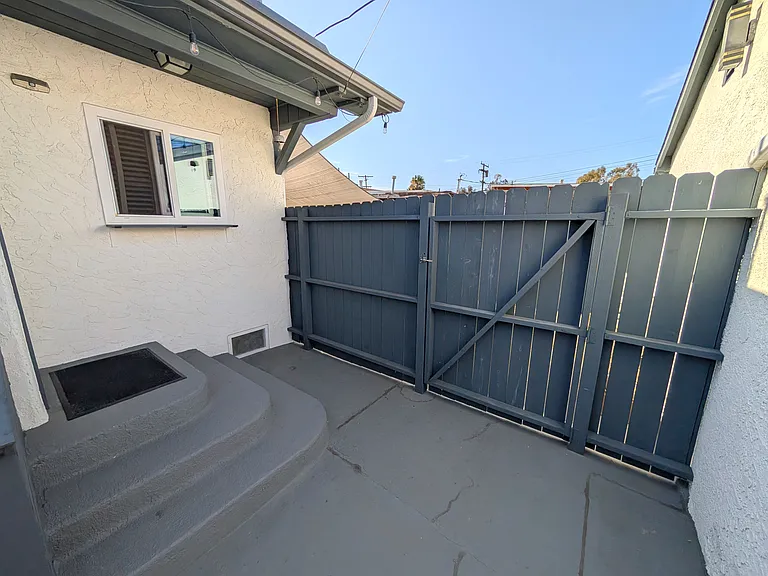 Gate to driveway