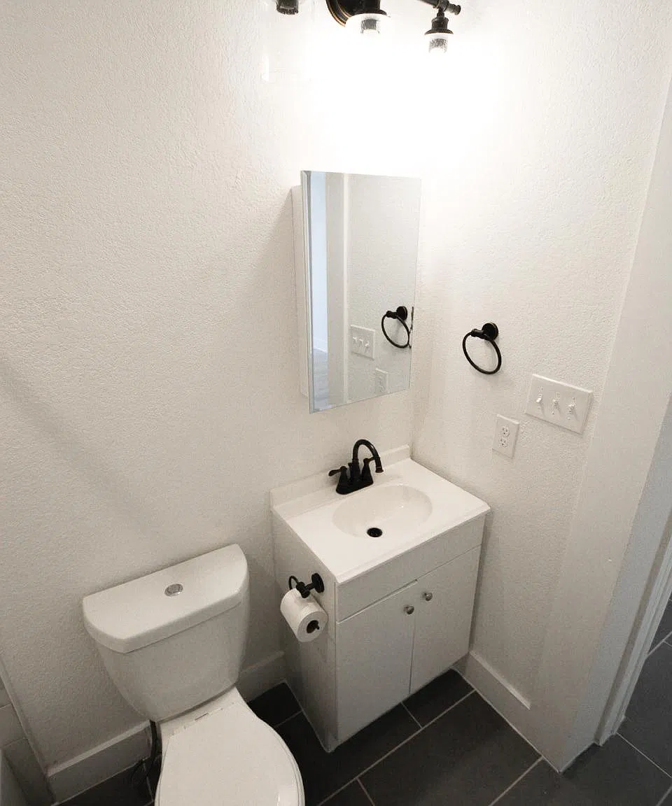 812 W Russell Pl — Photo 3