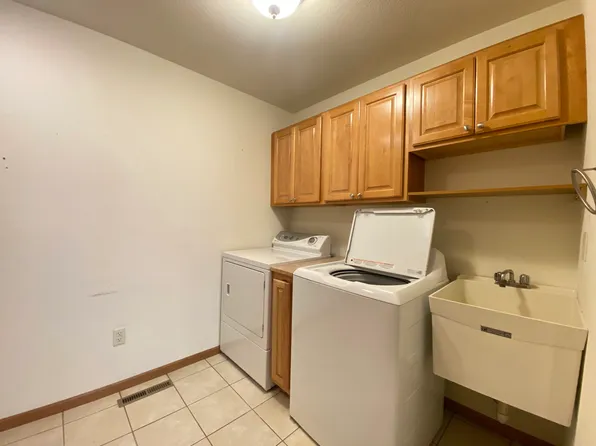 303 Crestwood Ln, Onalaska, WI 54650