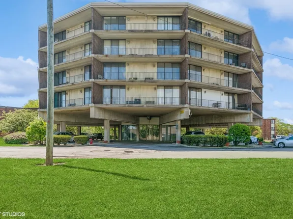 2304 Holiday Ter APT 203, Lansing, IL 60438