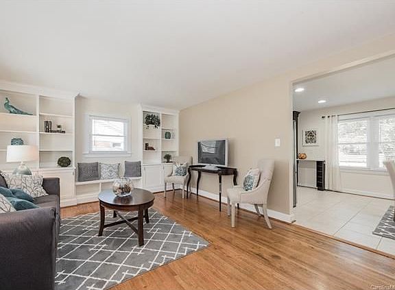 livingroom w/BI bookshelf