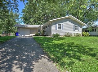 4026 N Cambridge Dr, Decatur, IL 62526