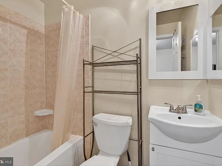 1820 Swann St NW #4 — Photo 3
