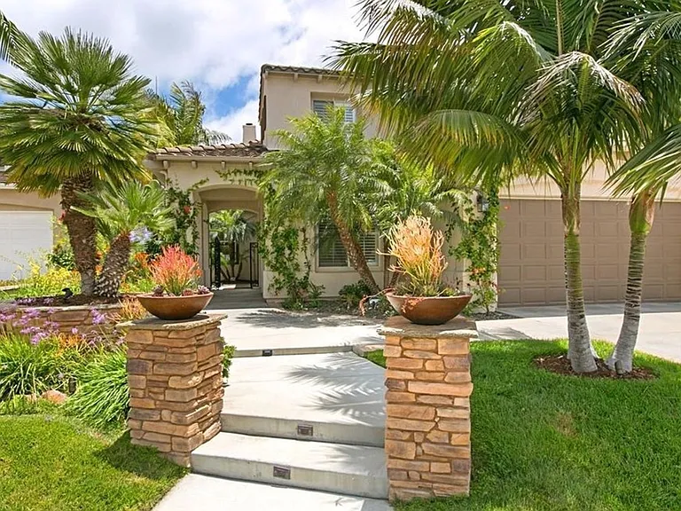 2941 Avenida Castana — Photo 2