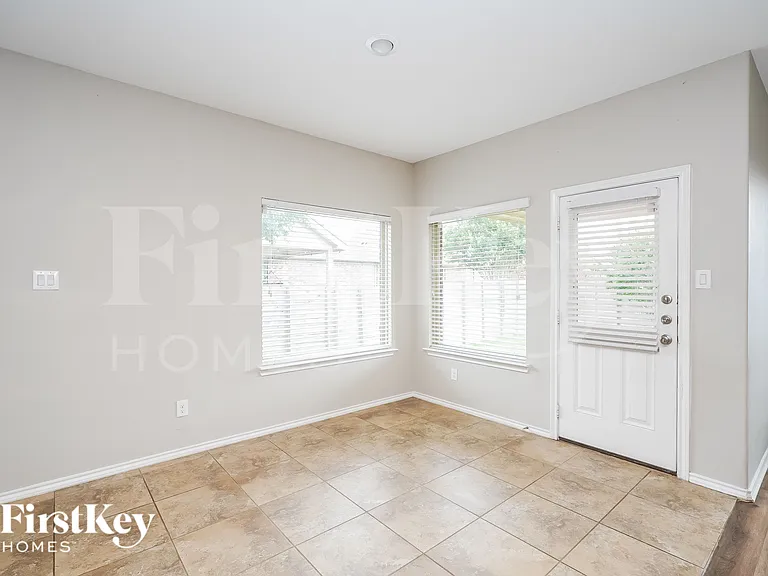 1724 Henderson Dr — Photo 6
