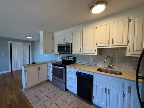 224 School St APT 10, Walpole, MA 02081
