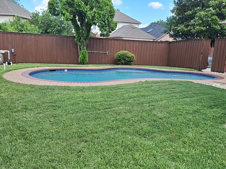 403 Colony Dr — Photo 2