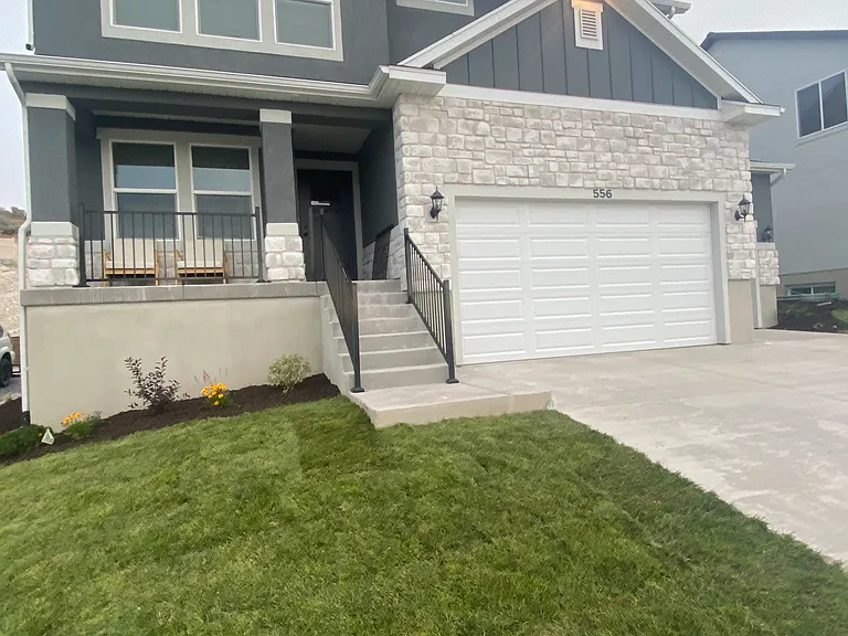 556 N Hill View Dr — Photo 2