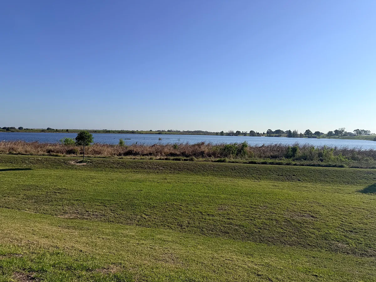 Large back yard, with private lake view. - 1044 Griffon Ave