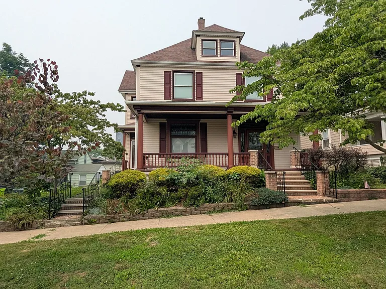 212 Chestnut Ave NE — Photo 1