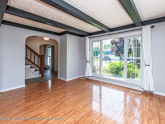 5th image of 1012 Fox Hills Dr