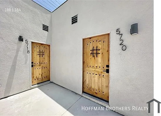 5718 S Manhattan Pl — Photo 10