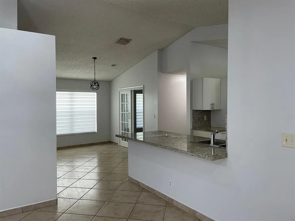 3 bed, 2.0 bath, 1446 sqft, $4,000 — Photo 3