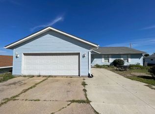 3221 Edgewood Rd SW, Cedar Rapids, IA 52404