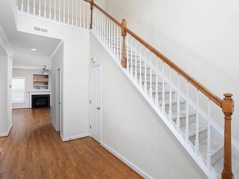 813 Saratoga Dr — Photo 3
