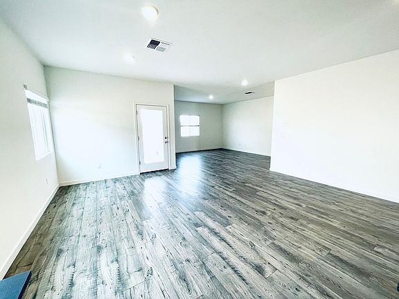 5th image of 704 Colorado Ln