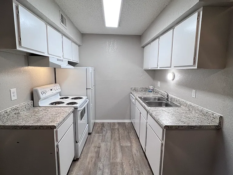 Bell Hollow Apartments — Photo 20