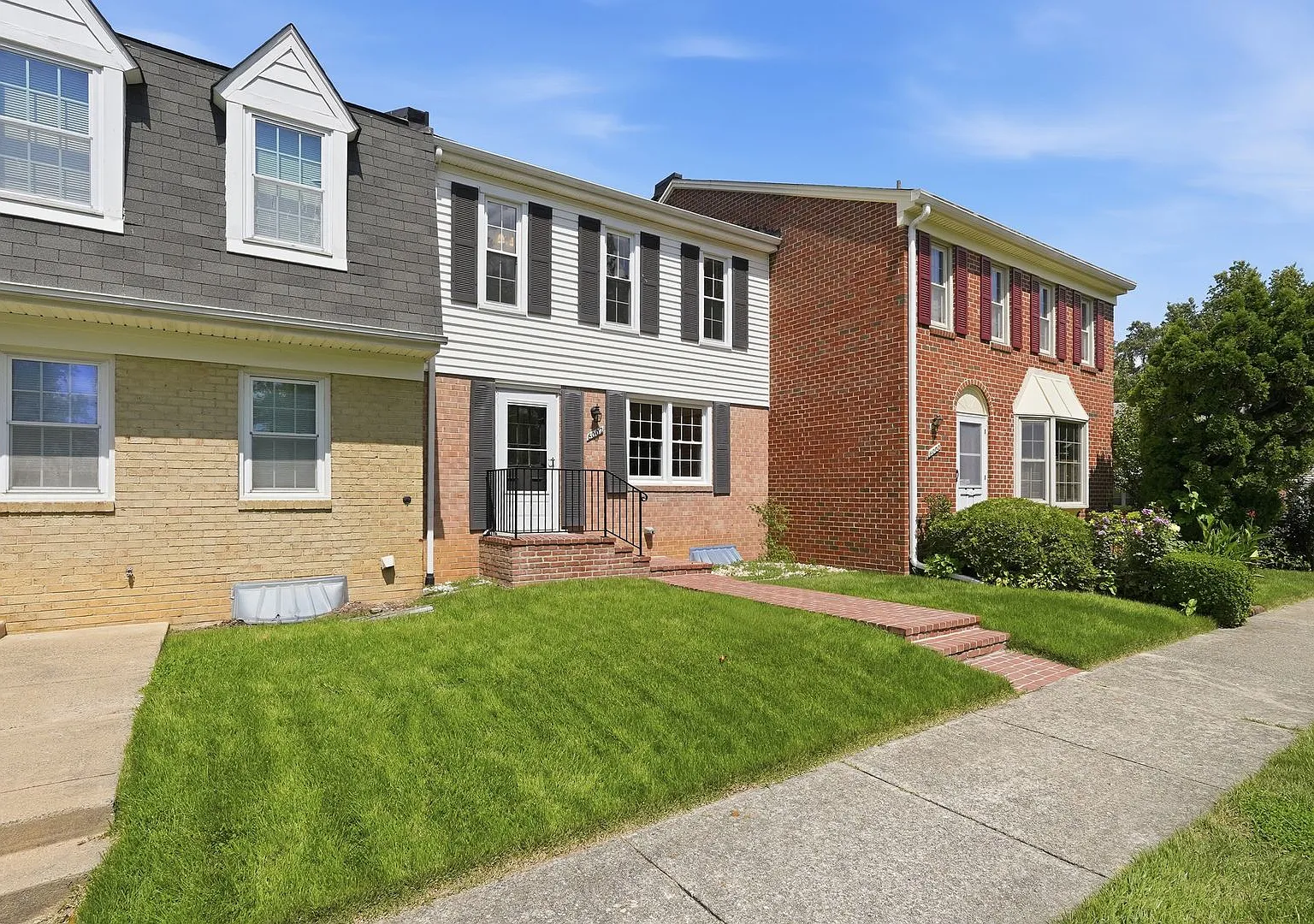 Beautifully Updated Townhome in Burke Station Square — Photo 2