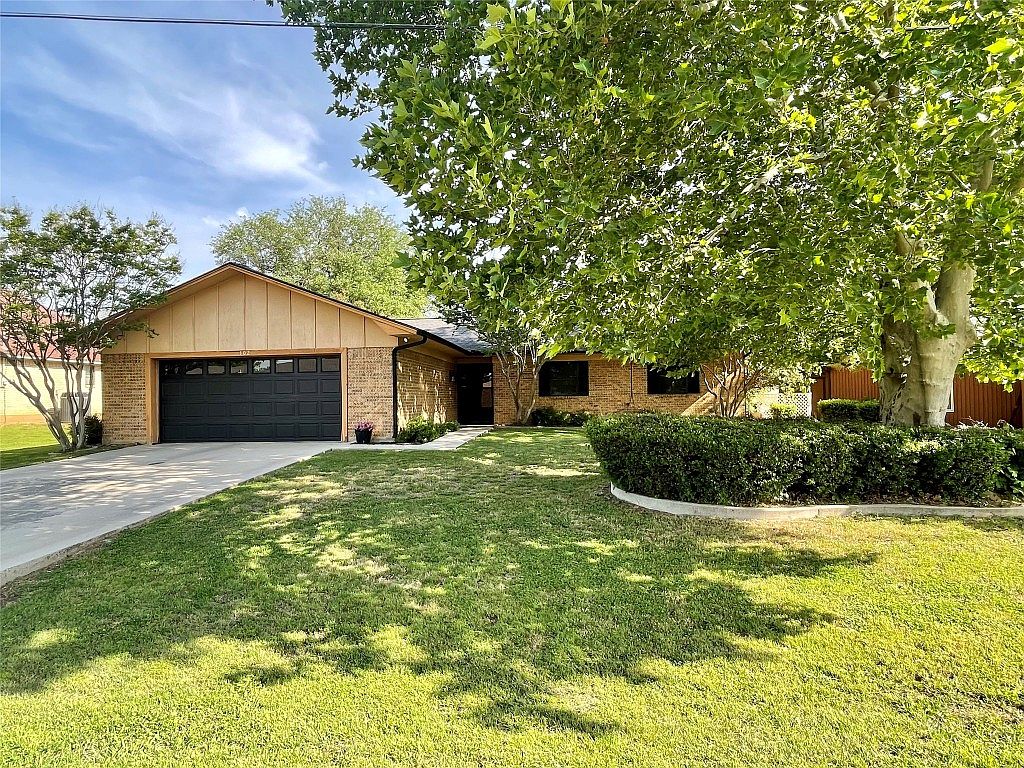 302 Half Moon Way, Runaway Bay, TX 76426 Zillow
