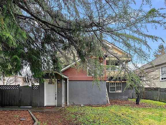 3rd image of 2183 Foul Bay Rd