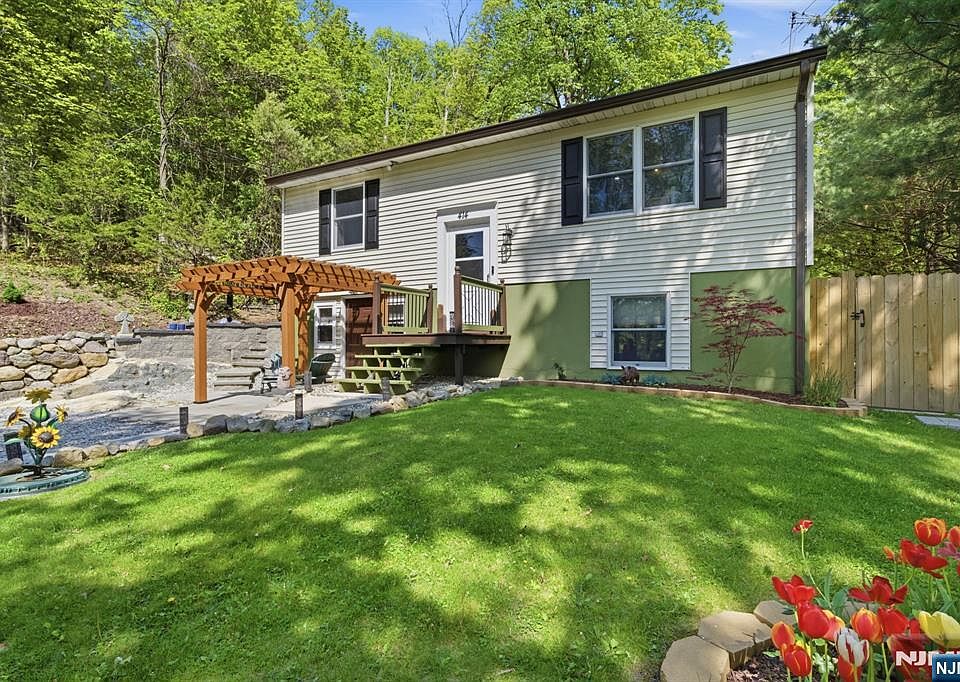 1st image of 414 Macopin Rd