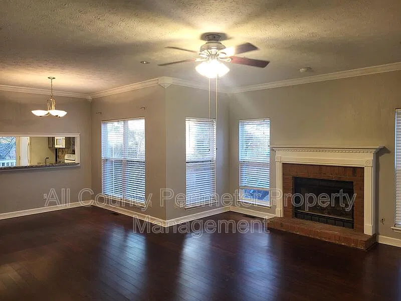 3 bed, 2.0 bath, 2199 sqft, $1,995 — Photo 2