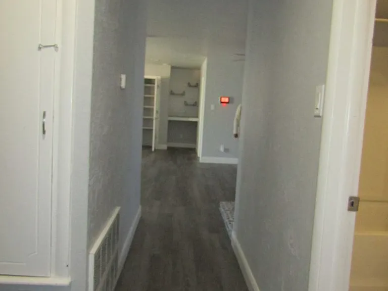 207 NE 46th St — Photo 7