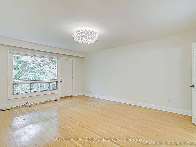 47 Waterloo Ave — Photo 31