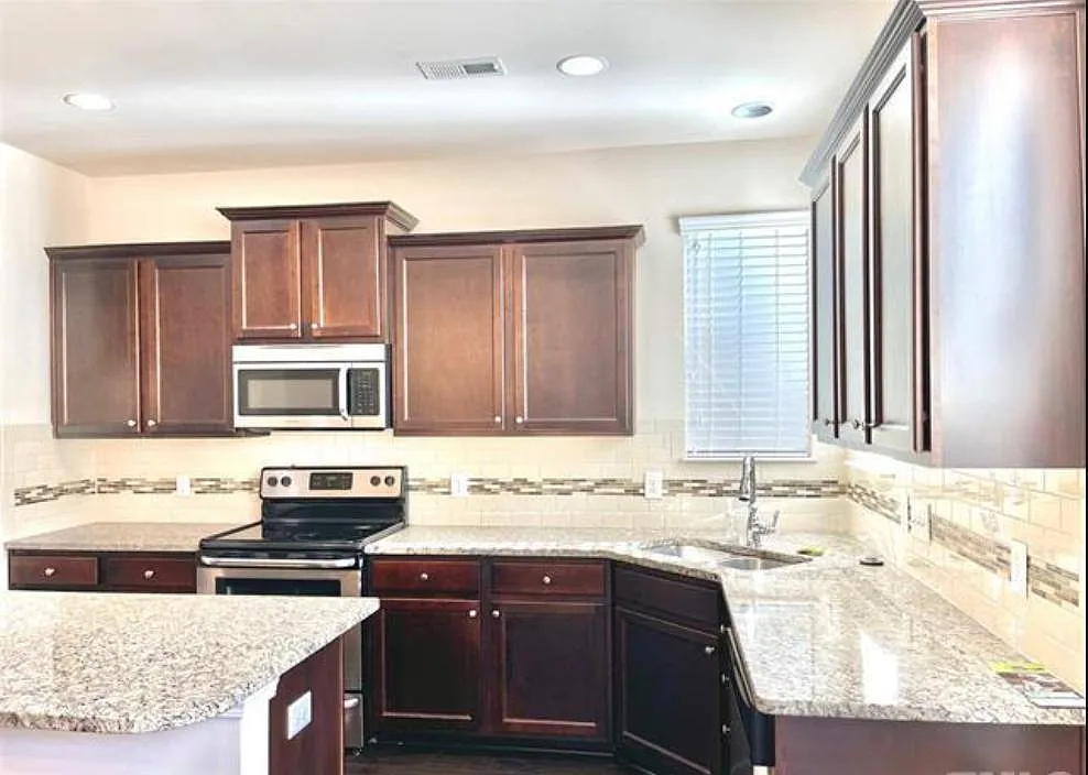 3 bed, 2.5 bath, 2148 sqft, $2,099 — Photo 4