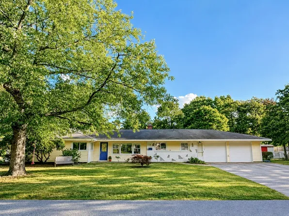 4 Nadine Rd, Framingham, MA 01701