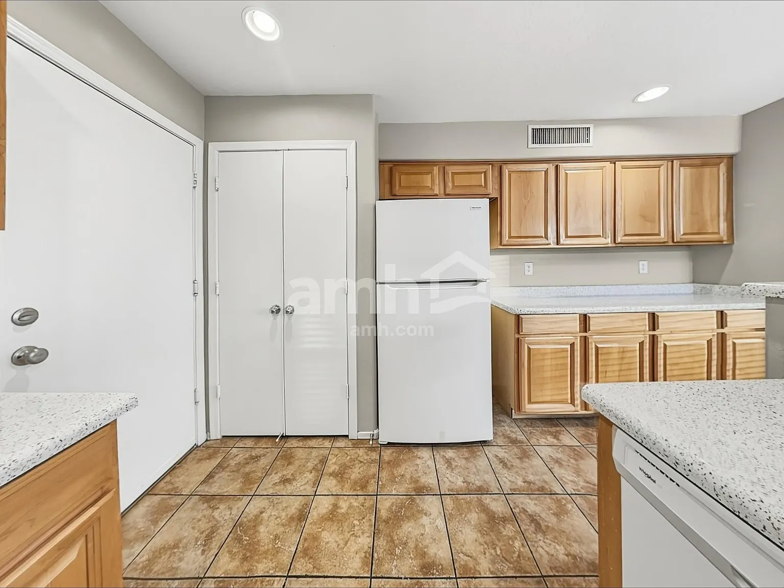 4 bed, 2.5 bath, 2071 sqft, $2,200 — Photo 4