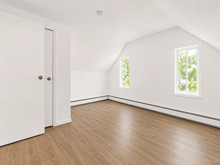 60 Morris Ave — Photo 23