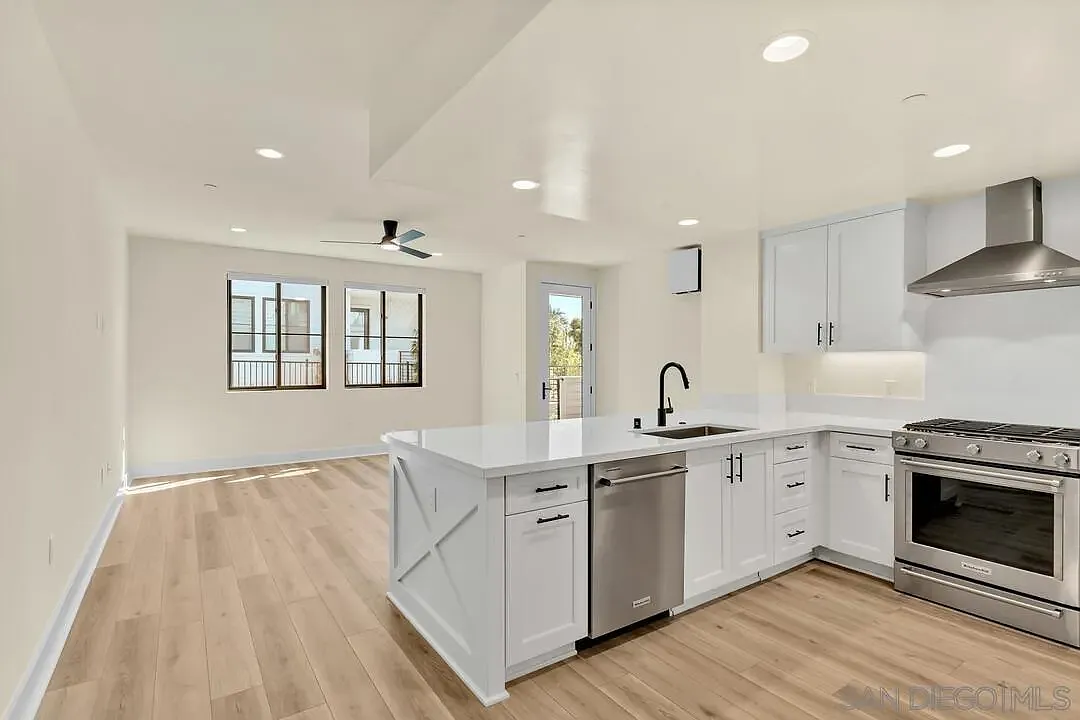 2 bed, 2.0 bath, 940 sqft, $5,250 — Photo 2