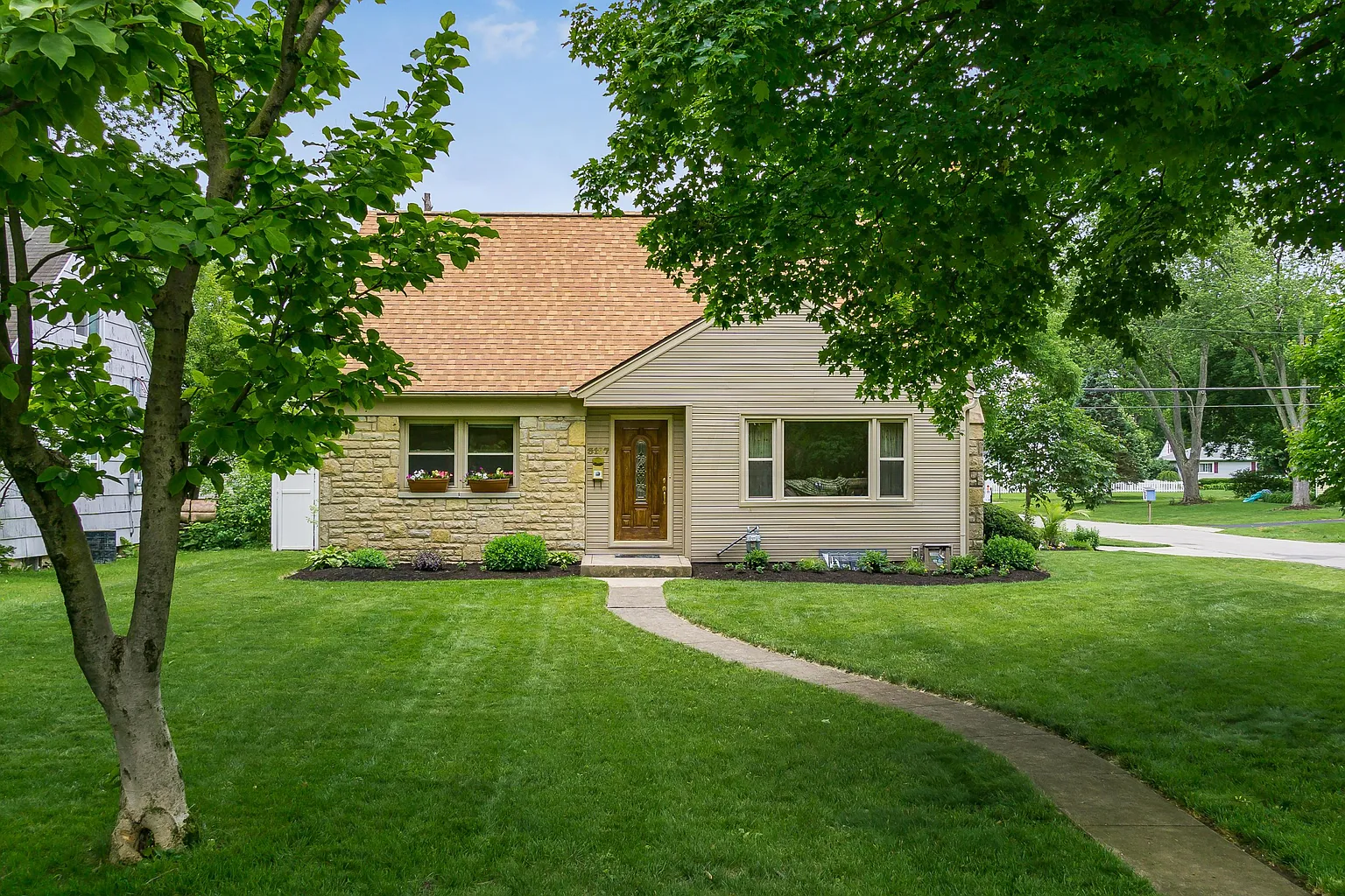 3197 Mountview Rd photo 1