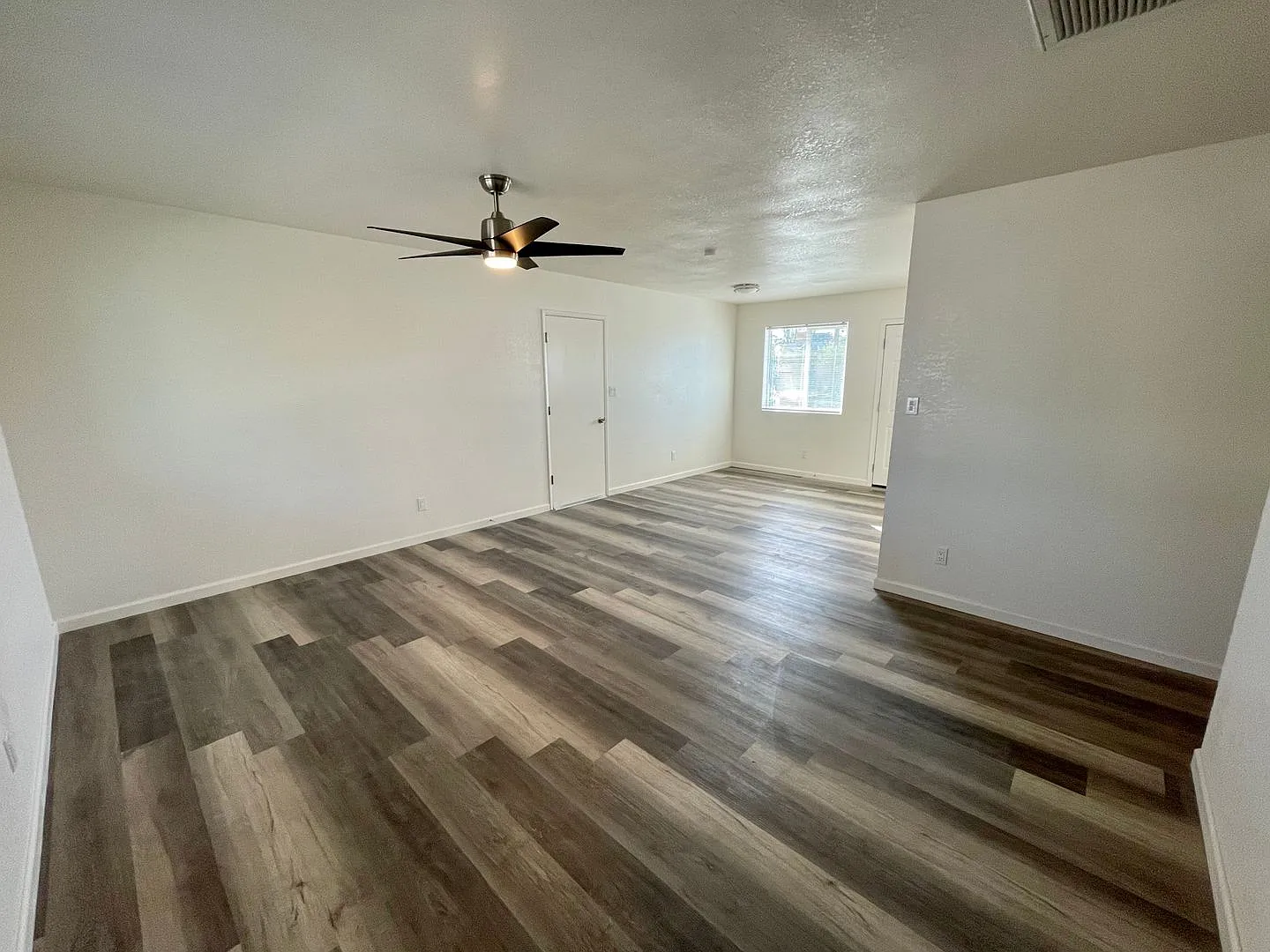 Great 3 Bedroom Home Near Splash Pad and Hualapai Elementary School! — Photo 4