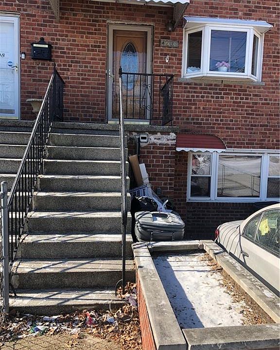 2nd image of 4206 E Tremont Ave