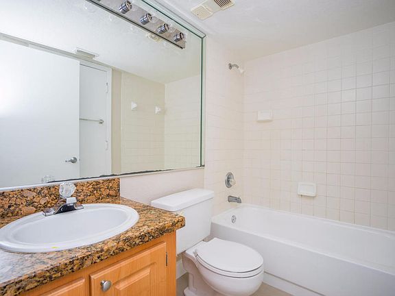 5th image of 1326 The Pointe Dr #1326