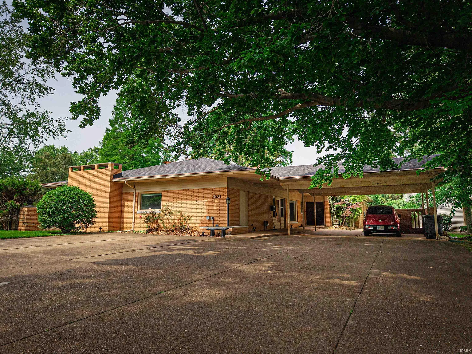 1031 Brentwood Dr photo 1