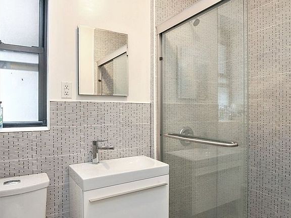 4th image of 256 W 15th St APT 3RW