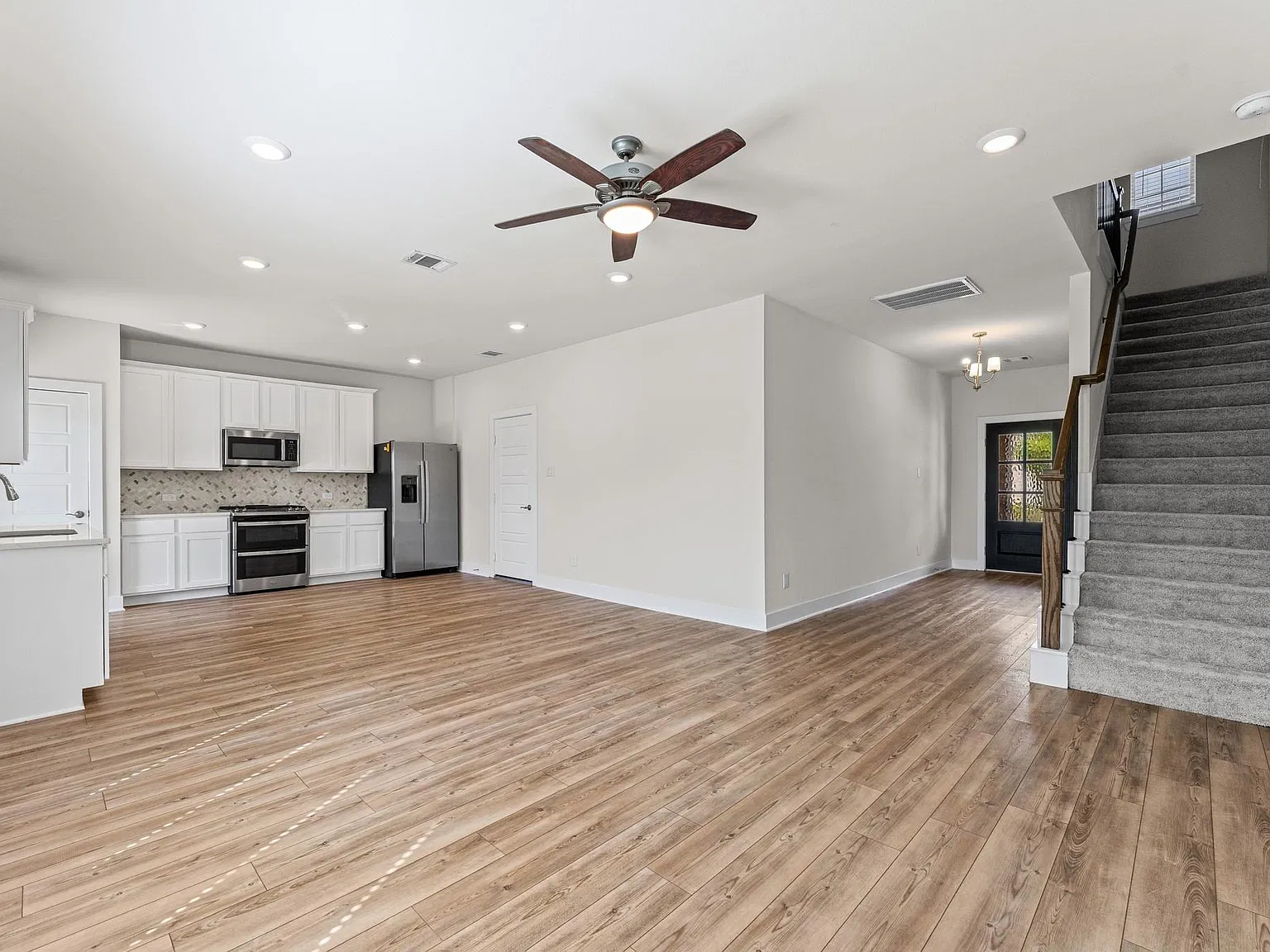 3 bed, 2.5 bath, 1740 sqft, $2,300 — Photo 2