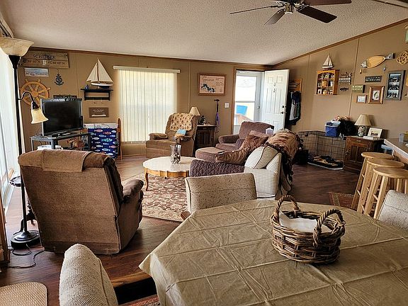 Living room. Pergo flooring.