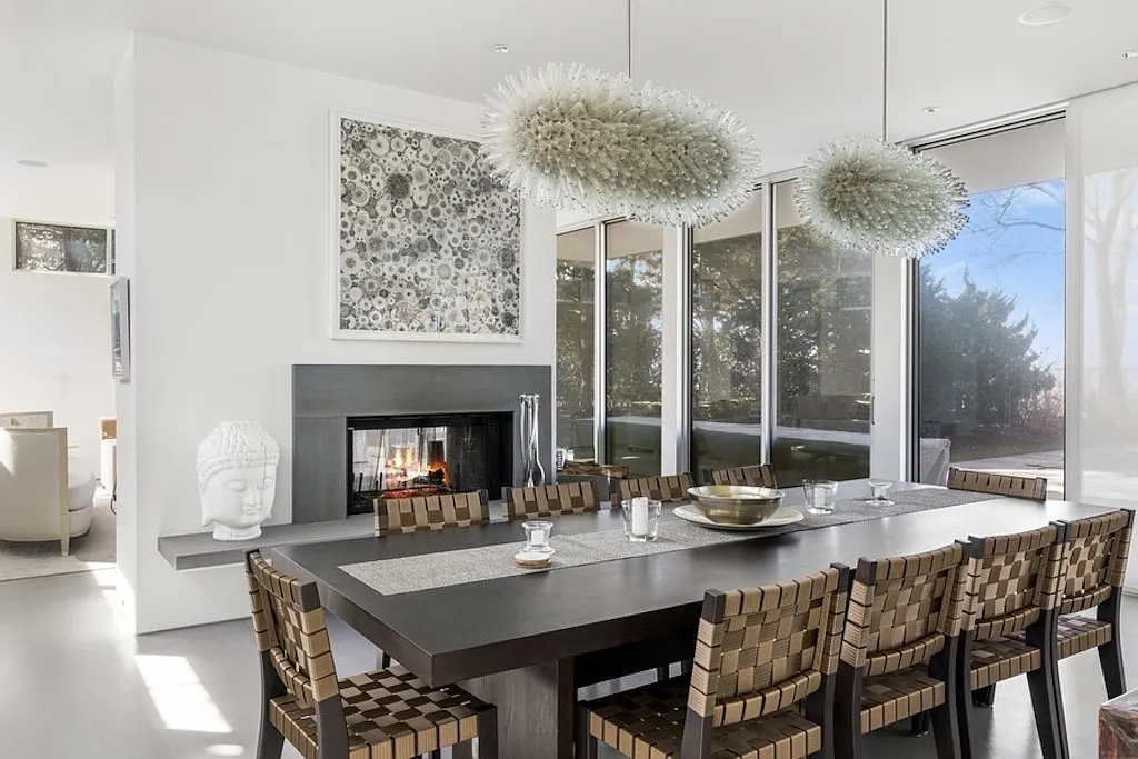 Sag Harbor bay front home chic and modern — Photo 4