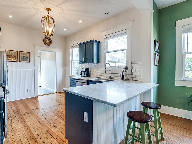321 N Henderson Ave — Photo 11