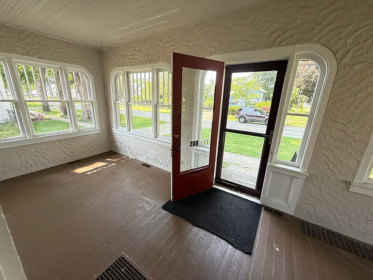 209 W Holcomb St — Photo 10