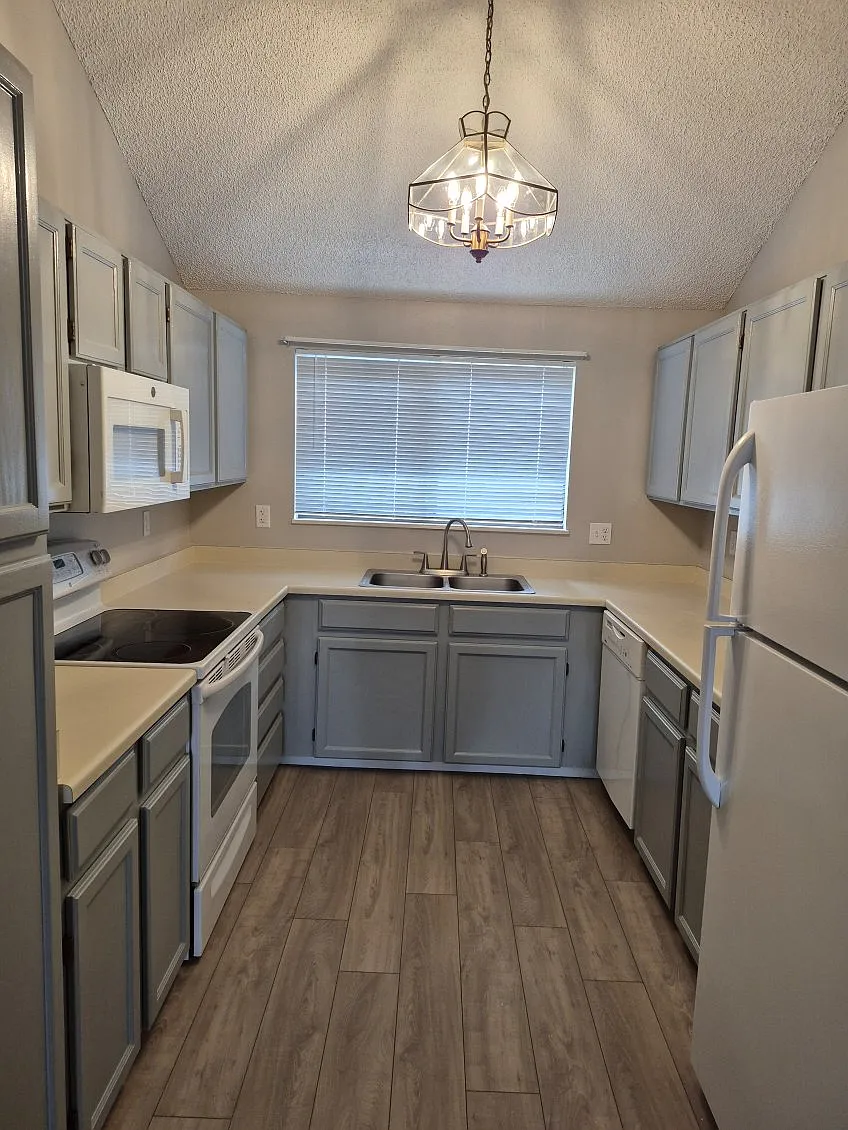 2 bed, 1184 sqft, $2,000 — Photo 4