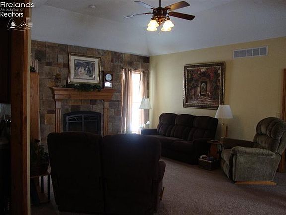 3rd image of 205 Cedar St