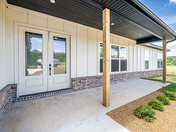 5th image of 295 Oak Knoll Dr
