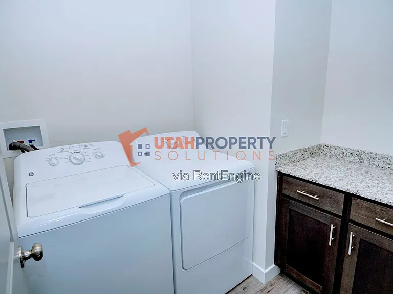 1043 W 400 S — Photo 25
